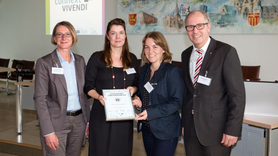 Auszeichnung Familienfreundliches Unternehmen im Kreis Paderborn (© Foto:Oliver Krato) Auszeichnung Familienfreundliches Unternehmen im Kreis Paderborn (© Foto:Oliver Krato)